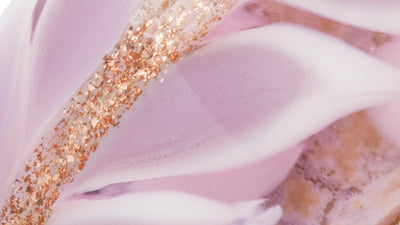 Extreme close up af Trollbeads lavendel kærlighed glaskugle