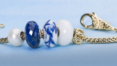 Guld kæde med porcelænskugle, en perle, lapis lazuli, og hvid kvarts kugle