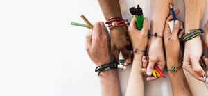 People's beads kreative hænder med bylanter, farver og maling