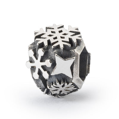 Sølv Snefnug kugle med små og fint udformede snefnugdesigns, der symboliserer skønheden og unikheden i hver eneste vintersnefnug.