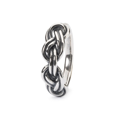 Flamsk Knob Ring, der har et elegant design af en knude lavet af 925 sterlingsølv, perfekt til at tilføje et strejf af raffinement til din smykkesamling.