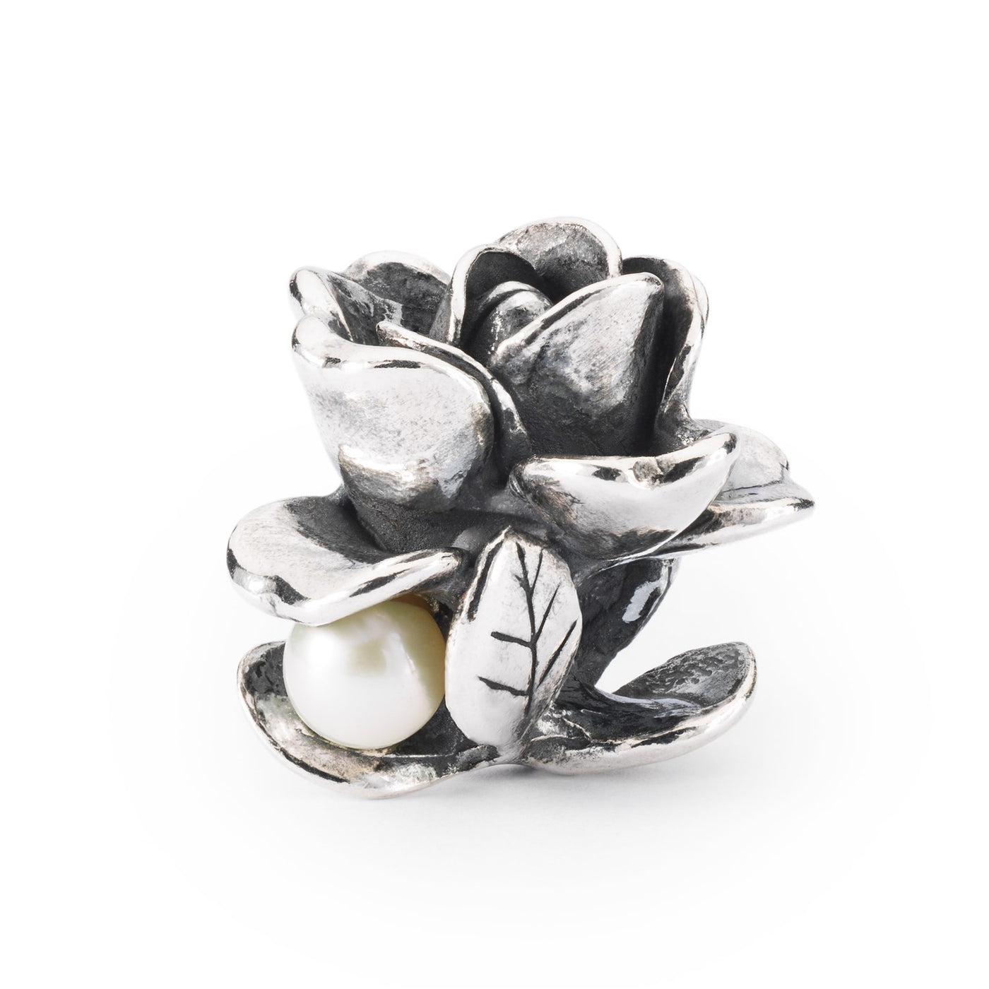 Juni rose kugle, med en smukt detaljeret design af en rose i fuldt flor, lavet af sølv med en lille  hvid perle. Perfekt til at tilføje et strejf af natur til dit smykke.