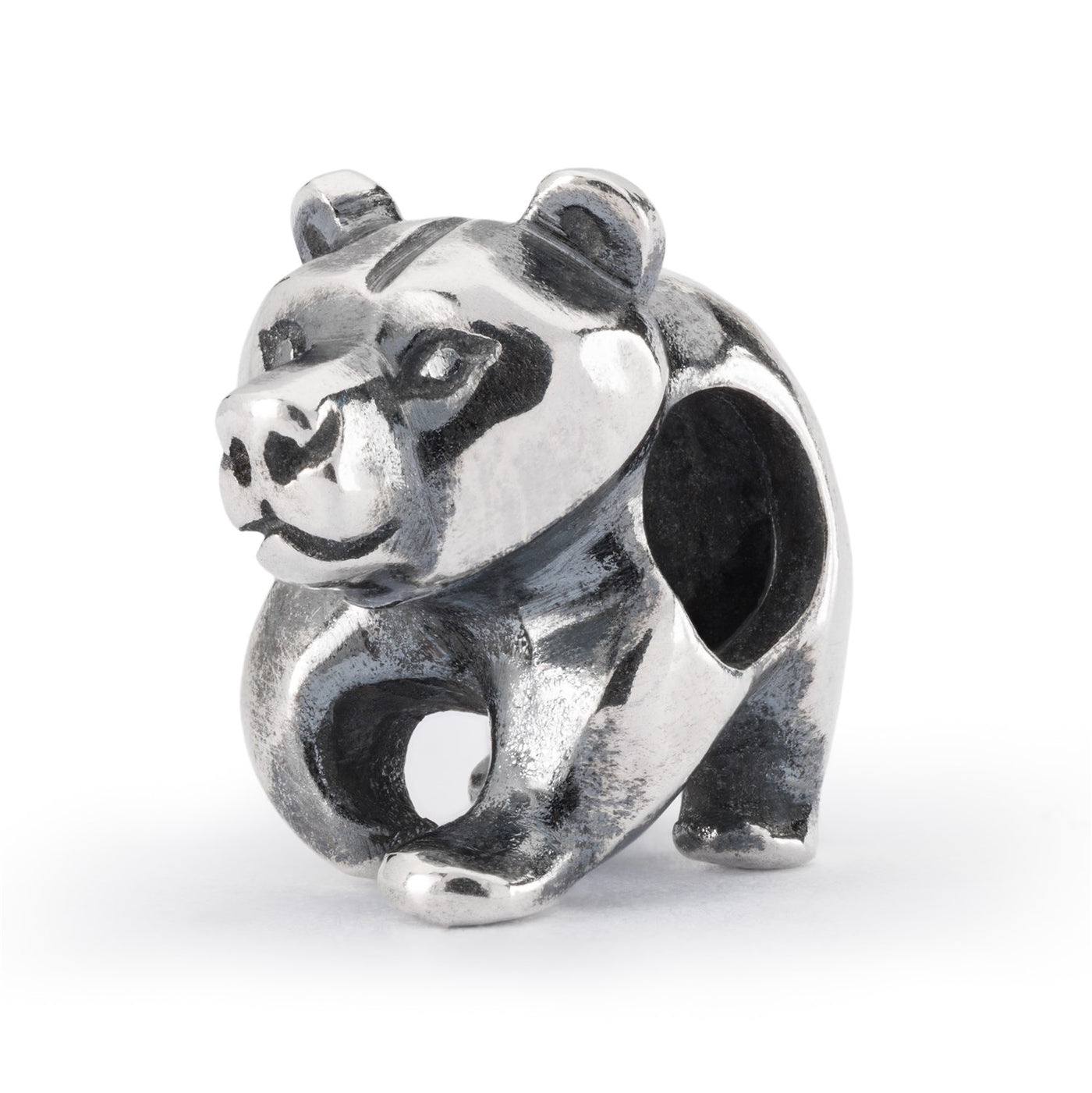 En charmerende sølvkugle med et sødt teddybjørn design.